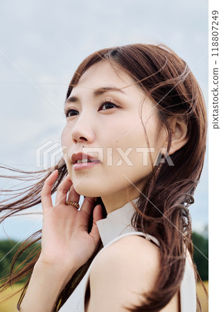 Portrait of a woman standing in nature 118807249