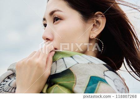 一個頭髮飄逸的女人的肖像 118807268