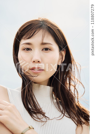 Portrait of a woman standing in nature 118807279