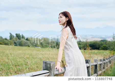 Portrait of a woman in nature 118807748