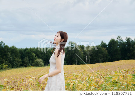 大自然中女人的肖像 118807751