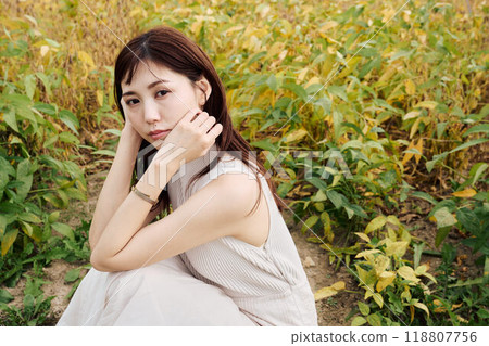 Portrait of a woman in nature 118807756