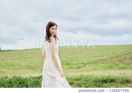 Portrait of a woman in nature 118807760
