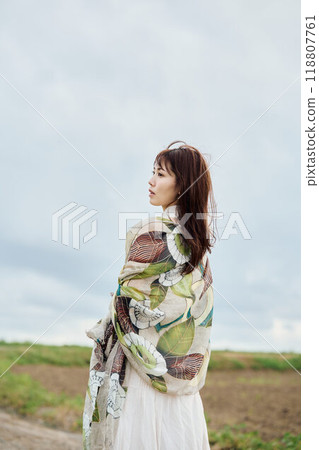 Portrait of a woman in nature 118807761