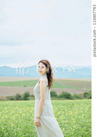 Portrait of a woman in nature 118807763