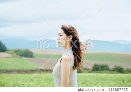 Portrait of a woman in nature 118807765