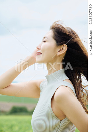 Portrait of a woman in nature 118807780
