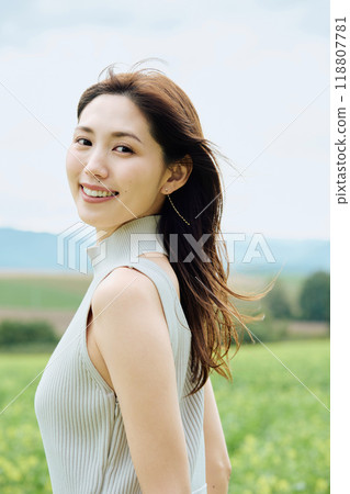 大自然中女人的肖像 118807781