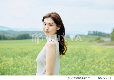 Portrait of a woman in nature 118807784