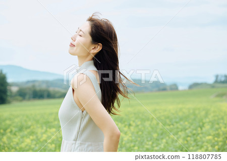 Portrait of a woman in nature Portrait of a woman in nature 118807785