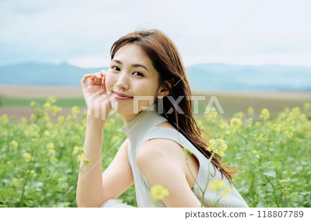 Portrait of a woman in nature 118807789