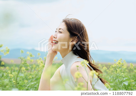 Portrait of a woman in nature 118807792