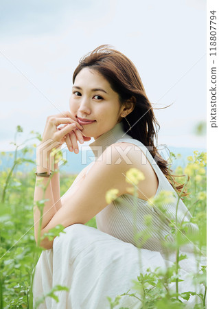 Portrait of a woman in nature 118807794