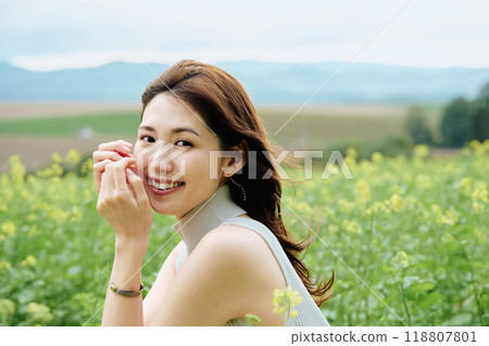 Portrait of a woman in nature 118807801