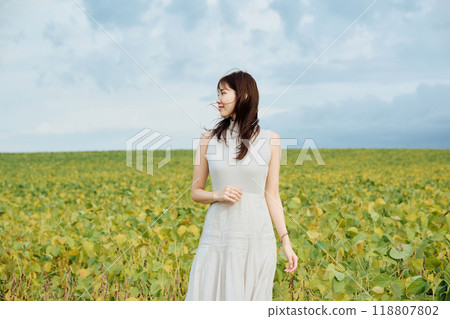 Portrait of a woman in nature 118807802