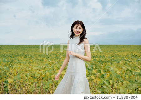 Portrait of a woman in nature 118807804