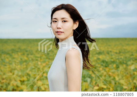 Portrait of a woman in nature 118807805