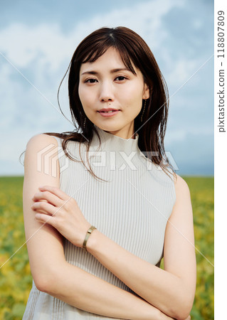 大自然中女人的肖像 大自然中女人的肖像 118807809
