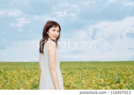 大自然中女人的肖像 大自然中女人的肖像 118807813