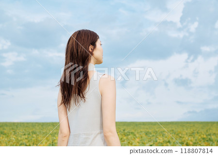大自然中女人的肖像 大自然中女人的肖像 118807814