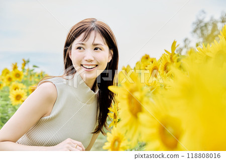 Portrait of a woman in a sunflower field 118808016