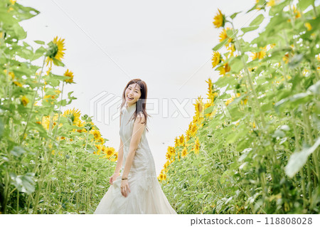向日葵田裡一個女人的肖像 118808028