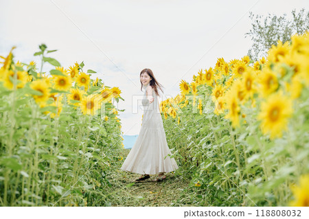 向日葵田裡一個女人的肖像 118808032