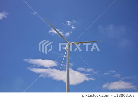 閃耀在藍天的風力發電機 閃耀在藍天的風力發電機 118808162