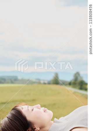 年輕女子躺在自然背景中 年輕女子躺在自然背景中 118808456