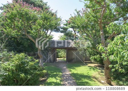 Crape myrtle flowers and a gate welcoming the feudal lord: Joshitei, the villa of the Satake clan, former feudal lords of Akita, Akita City Crape myrtle flowers and a gate welcoming the feudal lord: Joshitei, the villa of the Satake clan, former feudal lords of Akita, Akita City 118808689