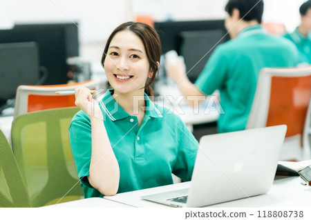 Young female manager working in uniform 118808738