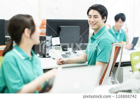 護理經理在辦公室聊天 護理經理在辦公室聊天 118808742