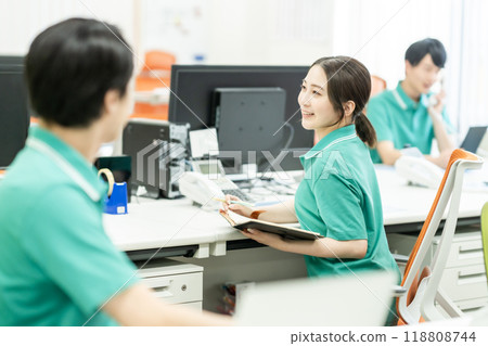 護理經理在辦公室聊天 護理經理在辦公室聊天 118808744