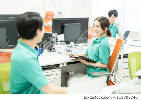 護理經理在辦公室聊天 護理經理在辦公室聊天 118808746
