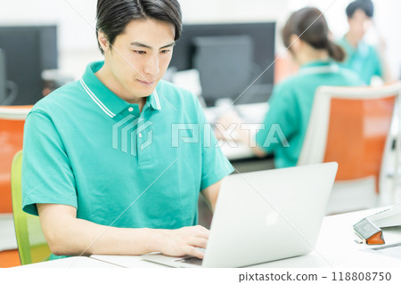 穿著制服工作的護理經理 穿著制服工作的護理經理 118808750