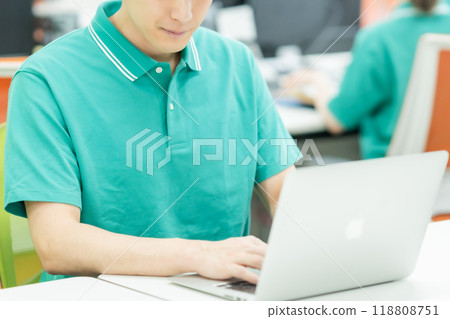 穿著制服的男性辦公室工作人員 118808751