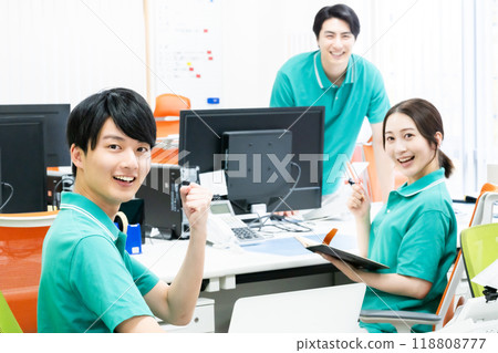 年輕的家庭幫手團隊 年輕的家庭幫手團隊 118808777