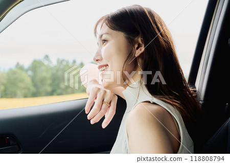 在大自然開車的女人 118808794