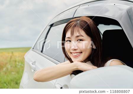 woman looking out of car window 118808807