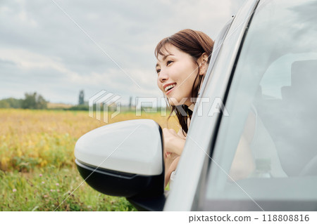 woman looking out of car window 118808816