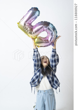 Elementary school girl holding the number 5 in her hand 118808927
