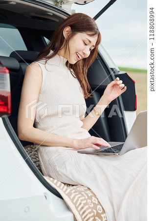 Worcation woman 118808994