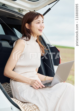 Worcation woman 118808995