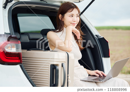 Worcation woman 118808996