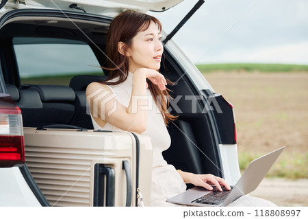 Worcation woman 118808997