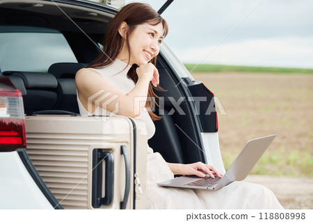Worcation woman 118808998