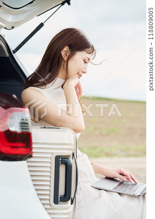 Worcation woman 118809005