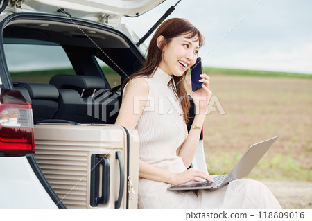 Worcation woman 118809016