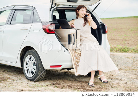 Worcation woman 118809034