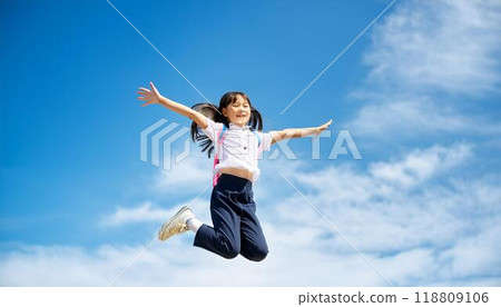 Girls to jump in the blue sky 118809106